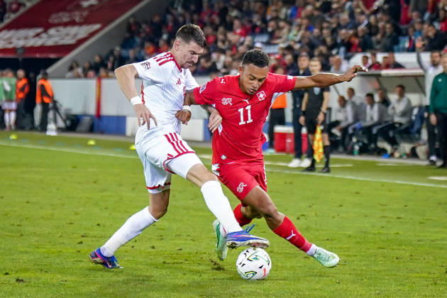 Fussball UEFA Nations League 2026 - 2027, 4. Spieltag - Schweiz vs Nordmazedonien - Thermoplan Arena (Luzern): Dan Ndoye (Schweiz, 11) Ljupche Doriev (Nordmazedonien, 19) im Zweikampf Copyright: xJOERANxSTEINSIEKx