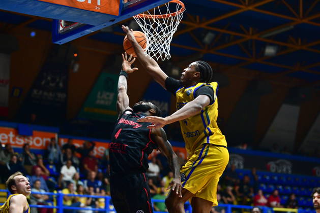 FIBA Basketball Champions League, Peristeri Betsson vs BMA365 Bamberg Baskets - Omar Payne of Peristeri Betsson in action against Jordan Jones of BMA365 Bamberg Baskets during the FIBA Basketball Champions League regular season basketball match between Peristeri Betsson vs BMA365 Bamberg Baskets in Athens, Greece, 6 October 2026. IMAGO ONE INCH PRODUCTIONS ATHENS Greece Copyright: xOnexInchxProductionsx 7111449