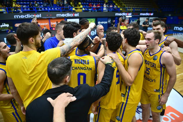 FIBA Basketball Champions League, Peristeri Betsson vs BMA365 Bamberg Baskets - Players of Peristeri Betsson celebrate their victory at the end of the FIBA Basketball Champions League regular season basketball match between Peristeri Betsson vs BMA365 Bamberg Baskets in Athens, Greece, 6 October 2026. IMAGO ONE INCH PRODUCTIONS ATHENS Greece Copyright: xOnexInchxProductionsx 7111458