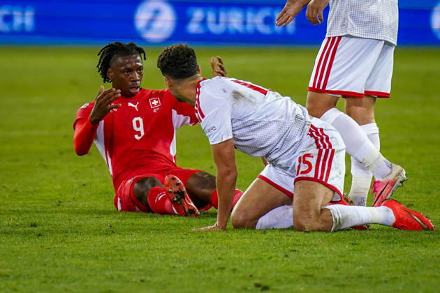 Fussball UEFA Nations League 2026 - 2027, 4. Spieltag - Schweiz vs Nordmazedonien - Thermoplan Arena (Luzern): Johan Manzambi (Schweiz, 9) am Boden nach Foul - Geste, Gestik, Mimik, Gesichtsausdruck, Emotion Copyright: xJOERANxSTEINSIEKx