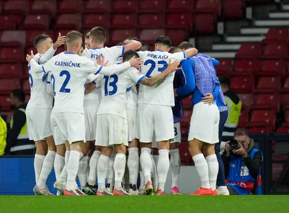 Aljosa Matko of Slovenia celebrates with team mates after scoring to tie the game 1-1. Scotland v Slovenia, Football, UEFA Nation s League, Group B1, Hampden Park, Glasgow, UK, Hampden Park, Glasgow, Scotland, Scotland, UK - 06 Oct 2026Glasgow Hampden Park Scotland United Kingdom Copyright: xStuartxWallace Shutterstockx 17189021ac