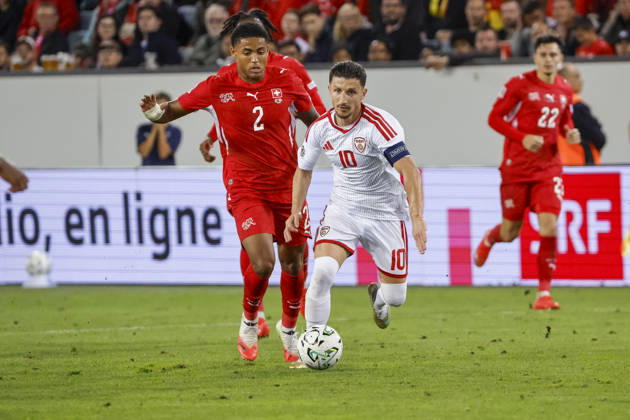 Sascha Britschgi (Schweiz, 2) und Enis Bardhi (Nordmazedonien, 10) im Laufduell , Schweiz, UEFA , Nations League, Matchday 4, Schweiz vs. Nordmazedonien, 06.10.2026, Luzern Swissporarena Schweiz Copyright: xGrantxHubbsx
