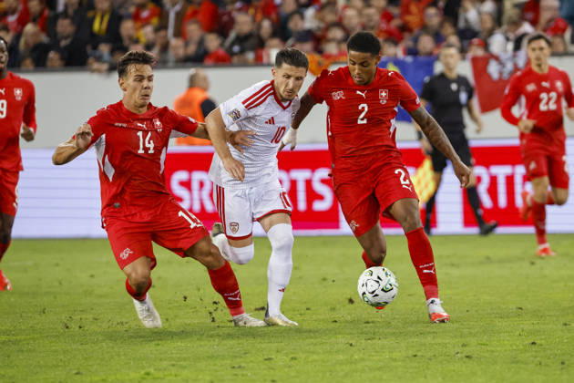 Ardon Jashari (Schweiz, 14), Enis Bardhi (Nordmazedonien, 10) und Sascha Britschgi (Schweiz, 2) im Kampf um den Ball , Schweiz, UEFA , Nations League, Matchday 4, Schweiz vs. Nordmazedonien, 06.10.2026, Luzern Swissporarena Schweiz Copyright: xGrantxHubbsx