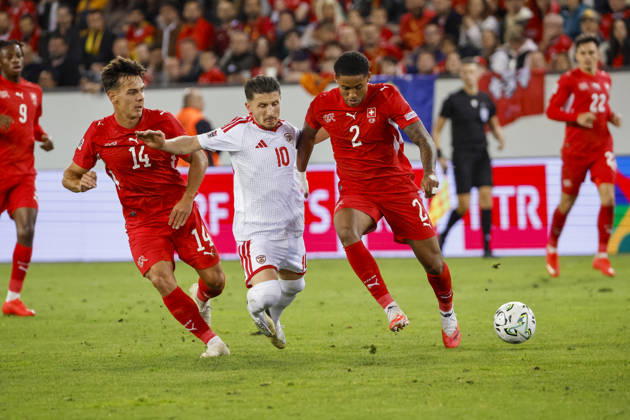 Ardon Jashari (Schweiz, 14), Enis Bardhi (Nordmazedonien, 10) und Sascha Britschgi (Schweiz, 2) im Kampf um den Ball , Schweiz, UEFA , Nations League, Matchday 4, Schweiz vs. Nordmazedonien, 06.10.2026, Luzern Swissporarena Schweiz Copyright: xGrantxHubbsx