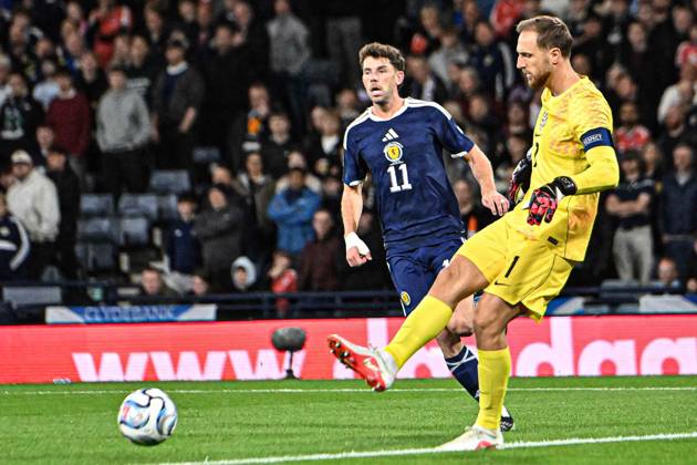 Scotland v Slovenia UEFA Nations League Ryan Christie of Scotland presses Jan Oblak of Slovenia during the UEFA Nations League match at Barclays Hampden, Glasgow 06 10 2026 UK Newspapers OUT Copyright: xJamiexJohnstonx FIL-24032-0093