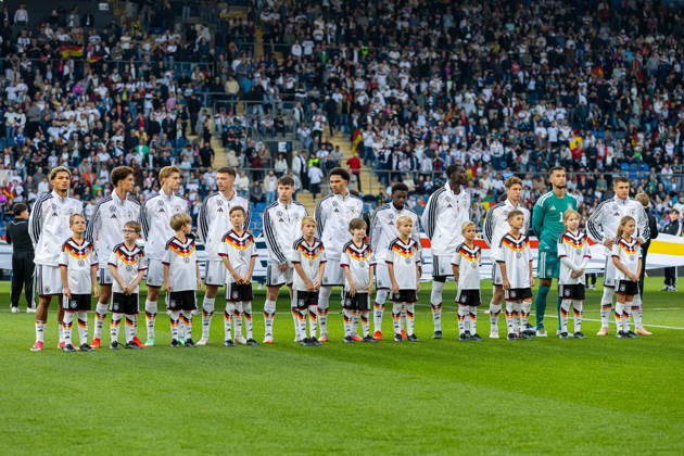 Die Spieler von Deutschland U21, U 21 waehrend der Nationalhymne GER, Deutschland (GER) vs. Georgien (GEO), Fussball, UEFA U21 EM-Qualifikation, Gruppe F, 13. Spieltag, Spielzeit 2026 2027, 06.10.2026 GER, Deutschland (GER) vs. Georgien (GEO), Fussball, UEFA U21 EM-Qualifikation, Gruppe F, 13. Spieltag, Spielzeit 2026 2027, 06.10.2026 Bielefeld Copyright: xEibner-Pressefoto JanxRollingerx EP_JSK