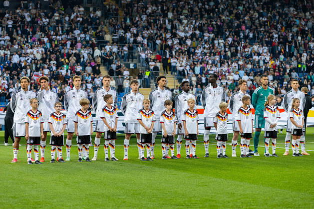 Die Spieler von Deutschland U21, U 21 waehrend der Nationalhymne GER, Deutschland (GER) vs. Georgien (GEO), Fussball, UEFA U21 EM-Qualifikation, Gruppe F, 13. Spieltag, Spielzeit 2026 2027, 06.10.2026 GER, Deutschland (GER) vs. Georgien (GEO), Fussball, UEFA U21 EM-Qualifikation, Gruppe F, 13. Spieltag, Spielzeit 2026 2027, 06.10.2026 Bielefeld Copyright: xEibner-Pressefoto JanxRollingerx EP_JSK