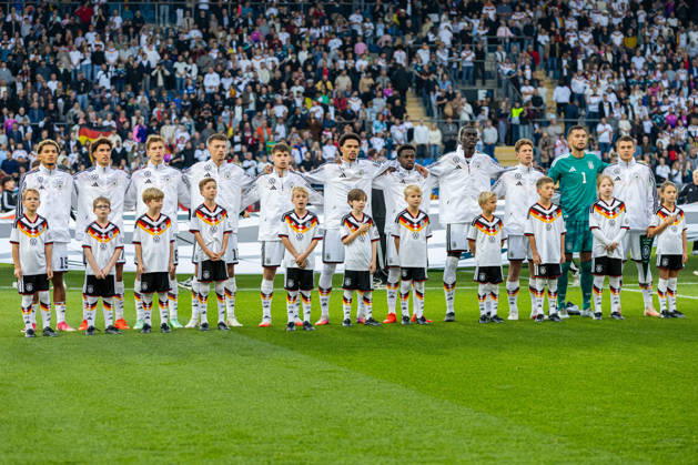 Die Spieler von Deutschland U21, U 21 waehrend der Nationalhymne GER, Deutschland (GER) vs. Georgien (GEO), Fussball, UEFA U21 EM-Qualifikation, Gruppe F, 13. Spieltag, Spielzeit 2026 2027, 06.10.2026 GER, Deutschland (GER) vs. Georgien (GEO), Fussball, UEFA U21 EM-Qualifikation, Gruppe F, 13. Spieltag, Spielzeit 2026 2027, 06.10.2026 Bielefeld Copyright: xEibner-Pressefoto JanxRollingerx EP_JSK