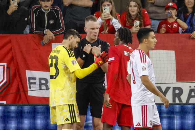 Stole Dimitrievski (Nordmazedonien, 23), Schiedsrichter Edgars Malcevs (LVA) und Johan Manzambi (Schweiz, 09) im Dialog, im Gespräch, im Austausch, in Kommunikation , Schweiz, UEFA , Nations League, Matchday 4, Schweiz vs. Nordmazedonien, 06.10.2026, Luzern Swissporarena Schweiz Copyright: xGrantxHubbsx