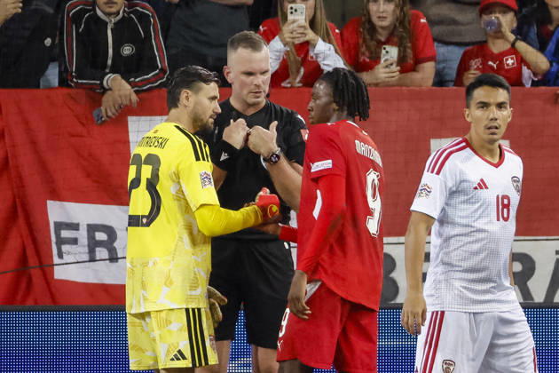 Stole Dimitrievski (Nordmazedonien, 23), Schiedsrichter Edgars Malcevs (LVA) und Johan Manzambi (Schweiz, 09) im Dialog, im Gespräch, im Austausch, in Kommunikation , Schweiz, UEFA , Nations League, Matchday 4, Schweiz vs. Nordmazedonien, 06.10.2026, Luzern Swissporarena Schweiz Copyright: xGrantxHubbsx