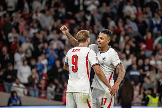 06.10.2026, xdaymx, Fussball Nations League, England - Tschechien. vl. Harry Kane (England) wird von Morgan Rogers (England) umarmt, nachdem Kane das 2:0 geschossen hat. London