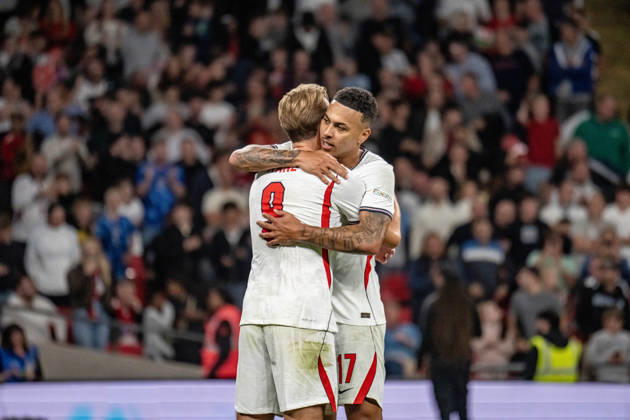 06.10.2026, xdaymx, Fussball Nations League, England - Tschechien. vl. Harry Kane (England) wird von Morgan Rogers (England) umarmt, nachdem Kane das 2:0 geschossen hat. London