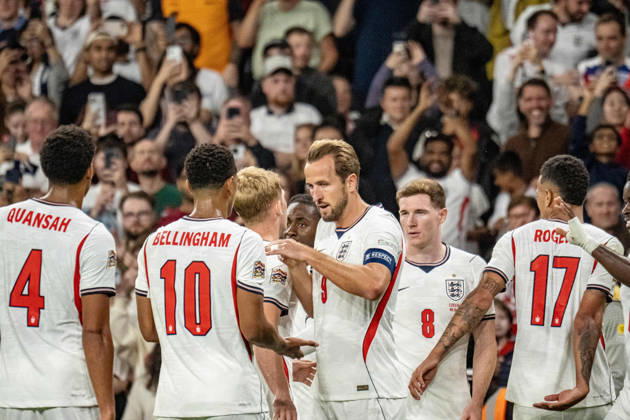 06.10.2026, xdaymx, Fussball Nations League, England - Tschechien. Harry Kane (England) wird von der Mannschaft nach seinem 3:0 gefeiert. London