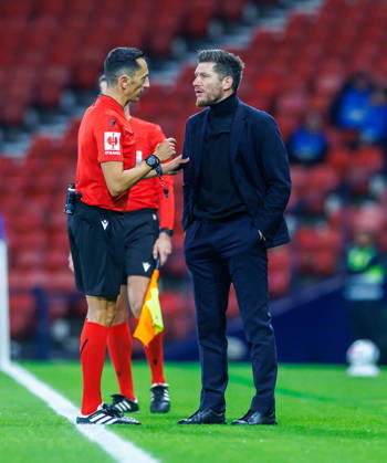 06.10.2026 Scotland v Slovenia, UEFA Nations League, League B Group 1 : Jose MARIA SANCHEZ SPEAKS TO SEB POCOGNOLI  Copyright: xKennyxRamsay.Scotlandx NINTCHDBPICT001113856543