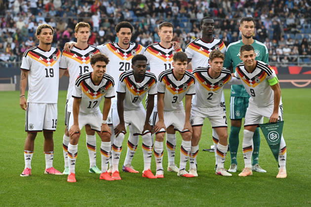 Teamfoto Deutschland, hintere Reihe von links: Paris BRUNNER (GER), Aljoscha KEMLEIN (GER), Nnamdi COLLINS (GER), Dzenan PEJCINOVIC (GER), Yoshua QUARSHIE (GER) und Torwart Mio BACKHAUS (GER). Vordere Reihe von links: Noah DARVICH (GER), Noel ASEKO (GER), Lukas ULLRICH (GER), Elias BAUM (GER) und Nicolo TRESOLDI (GER) Fussball Laenderspiel, U21, U 21 EM-Qualifikation, Deutschland - Georgien 2-0 am 06.10.2026, Schueco-Arena Bielefeld, Â