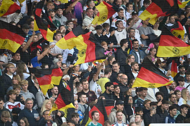 Deutschland-Fans mit ihren Fahnen, Feature, Randmotiv, Symbolfoto, Fussball Laenderspiel, U21, U 21 EM-Qualifikation, Deutschland - Georgien 2-0 am 06.10.2026, Schueco-Arena Bielefeld, Â