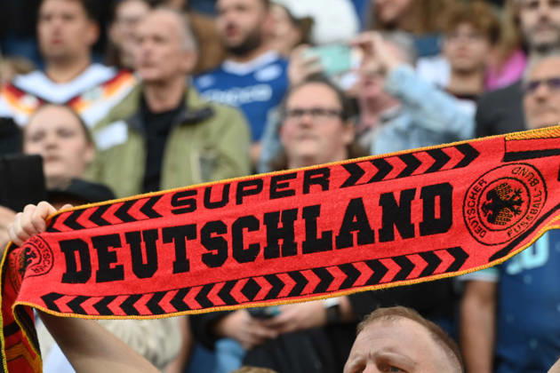 Deutschland-Fan mit Schal,, Feature, Randmotiv, Symbolfoto, Fussball Laenderspiel, U21, U 21 EM-Qualifikation, Deutschland - Georgien 2-0 am 06.10.2026, Schueco-Arena Bielefeld, Â