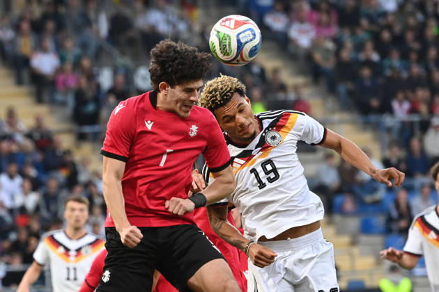 Paris BRUNNER (GER) gegen Vakhtang Salia (GEO) Kopfball, Kopfballduell, Fussball Laenderspiel, U21, U 21 EM-Qualifikation, Deutschland - Georgien 2-0 am 06.10.2026, Schueco-Arena Bielefeld, Â