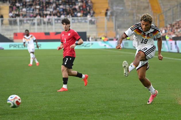 Paris BRUNNER (GER) gegen Vakhtang Salia (GEO) Aktion, Zweikampf, Fussball Laenderspiel, U21, U 21 EM-Qualifikation, Deutschland - Georgien 2-0 am 06.10.2026, Schueco-Arena Bielefeld, Â