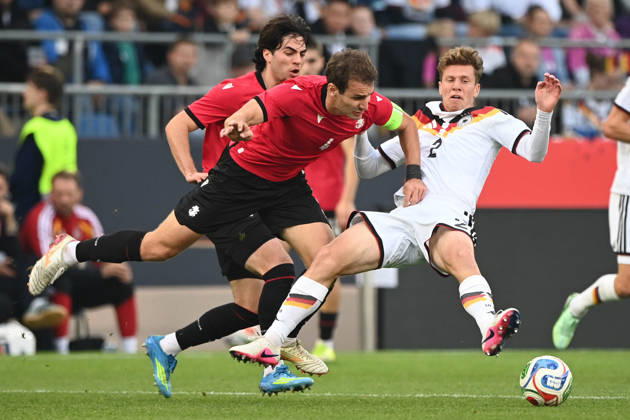Elias BAUM (GER) gegen Aleksandre Narimanidze (GEO) Aktion, Zweikampf, Fussball Laenderspiel, U21, U 21 EM-Qualifikation, Deutschland - Georgien 2-0 am 06.10.2026, Schueco-Arena Bielefeld, Â