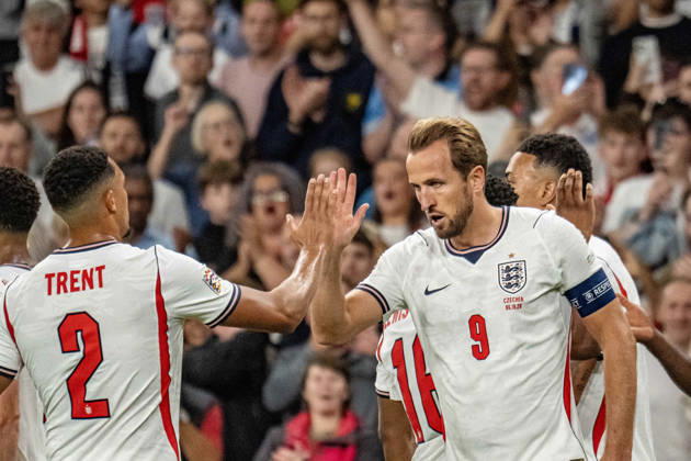 06.10.2026, xdaymx, Fussball Nations League, England - Tschechien. Harry Kane (England) wird von der Mannschaft nach seinem 3:0 gefeiert. London