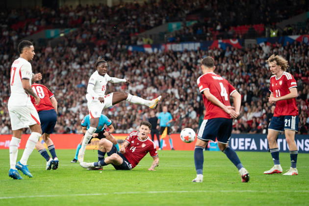 06.10.2026, xdaymx, Fussball Nations League, England - Tschechien. Eberechi Eze (England) mit einem gefährlichen Schuss, Martin Vitik (Tschechien) versucht vergeblich zu blocken. London