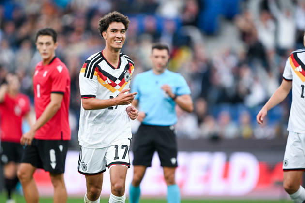 U21, U 21 Laenderspiel - 26 27 - Deutschland - Georgien am 06.10.2026 in der SchücoArena in Bielefeld Jubel, Torjubel, Torschuetze, Torschütze Noah Darvich (Deustchland) jubelt nach seinem Tor zum 1:0.