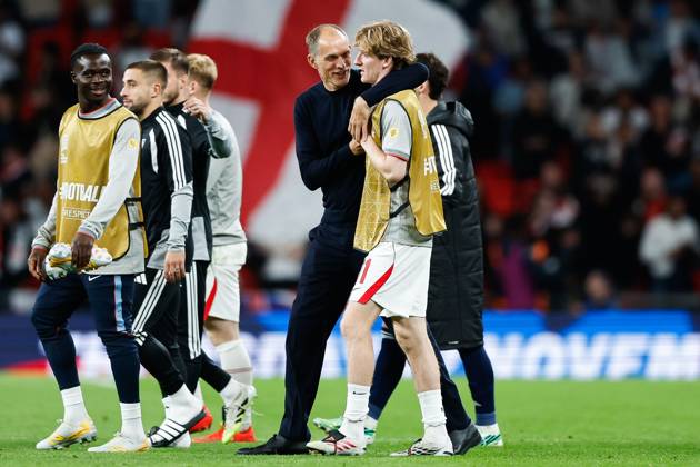 England Head Coach Thomas Tuchel and unused substitute Anthony Gordon of England embrace at full-time England v Czechia, UEFA Nations League, Football, Wembley Stadium, London, UK - 06 Oct 2026London Wembley Stadium United Kingdom  Copyright: xMattxImpey Shutterstockx 17188908gh
