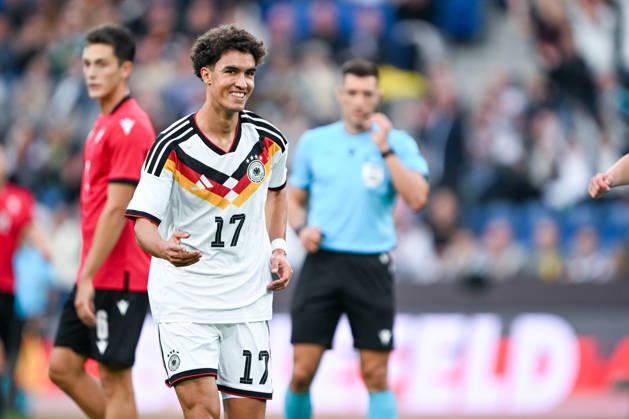 U21, U 21 Laenderspiel - 26 27 - Deutschland - Georgien am 06.10.2026 in der SchücoArena in Bielefeld Jubel, Torjubel, Torschuetze, Torschütze Noah Darvich (Deustchland) jubelt nach seinem Tor zum 1:0.