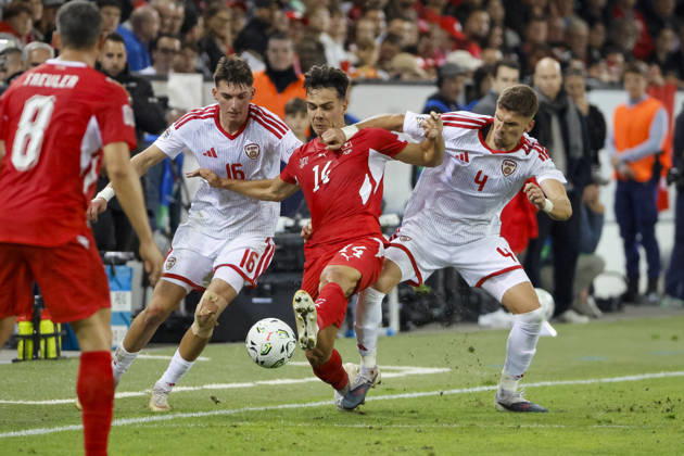 Matej Gashtarov (Nordmazedonien, 16), Ardon Jashari (Schweiz, 14) und Andrej Stojcevski (Nordmazedonien, 04) im Kampf um den Ball , Schweiz, UEFA , Nations League, Matchday 4, Schweiz vs. Nordmazedonien, 06.10.2026, Luzern Swissporarena Schweiz Copyright: xGrantxHubbsx