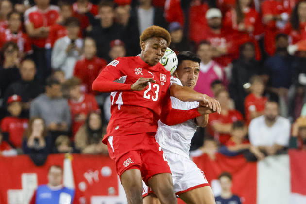Alvyn Sanches (Schweiz, 23) und Tihomir Kostadinov (Nordmazedonien, 18) beim Kopfballduell , Schweiz, UEFA , Nations League, Matchday 4, Schweiz vs. Nordmazedonien, 06.10.2026, Luzern Swissporarena Schweiz Copyright: xGrantxHubbsx
