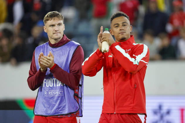 Michel Aebischer (Schweiz, 20) und Dan Ndoye (Schweiz, 11) nach dem Spiel , Schweiz, UEFA , Nations League, Matchday 4, Schweiz vs. Nordmazedonien, 06.10.2026, Luzern Swissporarena Schweiz Copyright: xGrantxHubbsx
