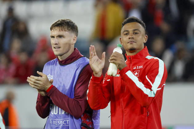 Michel Aebischer (Schweiz, 20) und Dan Ndoye (Schweiz, 11) nach dem Spiel , Schweiz, UEFA , Nations League, Matchday 4, Schweiz vs. Nordmazedonien, 06.10.2026, Luzern Swissporarena Schweiz Copyright: xGrantxHubbsx