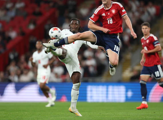 England v Czechia 06 October 2026, London - International Football - UEFA Nations League - England v Czechia - Eberechi Eze of England and Roman Macek of Czechia stretch for the ball - Photo: Charlotte Wilson Offside. London UK Copyright: xCharlottexWilsonx xOffsidexOffside