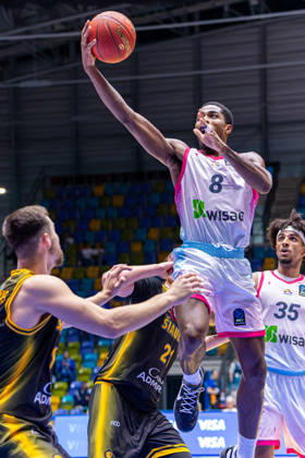 FRANKFURT AM MAIN, GERMANY - OCTOBER 6: William Christmas (Skyliners Frankfurt, 8) with ball during the BKT EuroCup 2026 27, match between Frankfurt Skyliners vs. BC Siauliai at Suewag Energie Arena on October 6, 2026 in Frankfurt am Main, Germany. Hessen Germany Copyright: xBEAUTIFULxSPORTS Freudensteinx