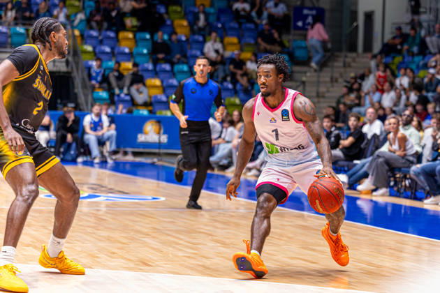 FRANKFURT AM MAIN, GERMANY - OCTOBER 6: Isaiah Swope (Skyliners Frankfurt, 1) with ball during the BKT EuroCup 2026 27, match between Frankfurt Skyliners vs. BC Siauliai at Suewag Energie Arena on October 6, 2026 in Frankfurt am Main, Germany. Hessen Germany Copyright: xBEAUTIFULxSPORTS Freudensteinx
