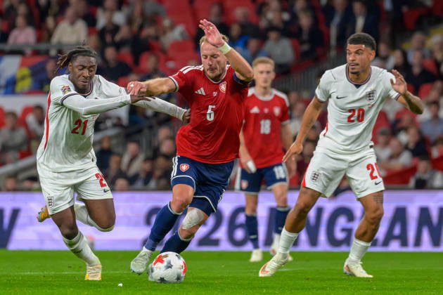 LONDON, ENGLAND OCTOBER 06 - Eberechi Eze of England under pressure from Vladimir Coufal of Czechia during the UEFA Nations League game between England and Czechia at Wembley Stadium on October 06, 2026 in London, England. (Photo by Keeran Marquis Sports Press Photo) Copyright: xKeeranxMarquis SPPx Sportspressphoto_SPR247428