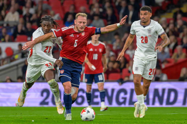 LONDON, ENGLAND OCTOBER 06 - Eberechi Eze of England under pressure from Vladimir Coufal of Czechia during the UEFA Nations League game between England and Czechia at Wembley Stadium on October 06, 2026 in London, England. (Photo by Keeran Marquis Sports Press Photo) Copyright: xKeeranxMarquis SPPx Sportspressphoto_SPR247430