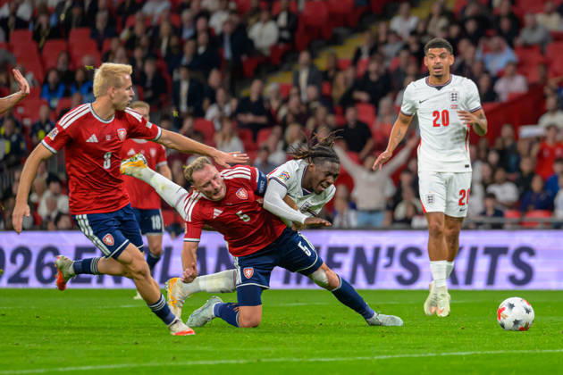 LONDON, ENGLAND OCTOBER 06 - Eberechi Eze of England under pressure from Vladimir Coufal of Czechia during the UEFA Nations League game between England and Czechia at Wembley Stadium on October 06, 2026 in London, England. (Photo by Keeran Marquis Sports Press Photo) Copyright: xKeeranxMarquis SPPx Sportspressphoto_SPR247434