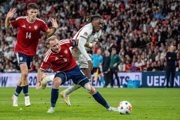 06.10.2026, xdaymx, Fussball Nations League, England - Tschechien. Eberechi Eze (England) wird von Vladimir Coufal (Tschechien) im Strafraum gefoult, bekommt jedoch keinen Strafstoß vom Schiedsrichter aus Holland Serdar Gözübüyük (Schiedsrichter). London
