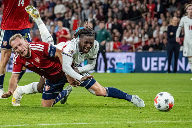 06.10.2026, xdaymx, Fussball Nations League, England - Tschechien. Eberechi Eze (England) wird von Vladimir Coufal (Tschechien) im Strafraum gefoult, bekommt jedoch keinen Strafstoß vom Schiedsrichter aus Holland Serdar Gözübüyük (Schiedsrichter). London