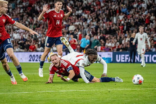 06.10.2026, xdaymx, Fussball Nations League, England - Tschechien. Eberechi Eze (England) wird von Vladimir Coufal (Tschechien) im Strafraum gefoult, bekommt jedoch keinen Strafstoß vom Schiedsrichter aus Holland Serdar Gözübüyük (Schiedsrichter). London