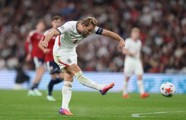 UEFA Nations League - England v Czechia LONDON, ENGLAND, OCTOBER 6: Harry Kane of England national team, Nationalteam has a shot on goal during The UEFA Nations League match in Group A3 between England v Czechia at Wembley Stadium, London, England, on October 6. (Photo by Daniel Weir) London Wembley Stadium England Copyright: xDanielxWeir SportsxPressxPhotox Sportspressphoto_SPR247461