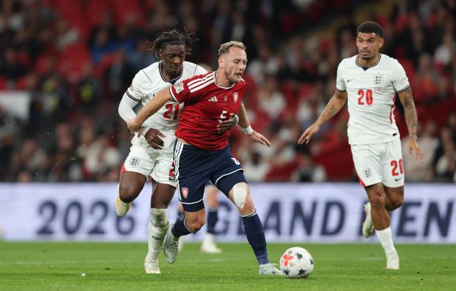 UEFA Nations League - England v Czechia LONDON, ENGLAND, OCTOBER 6: Eberechi Eze of England national team, Nationalteam tackles Vladimir Coufal of Czechia National Team during The UEFA Nations League match in Group A3 between England v Czechia at Wembley Stadium, London, England, on October 6. (Photo by Daniel Weir) London Wembley Stadium England Copyright: xDanielxWeir SportsxPressxPhotox Sportspressphoto_SPR247498