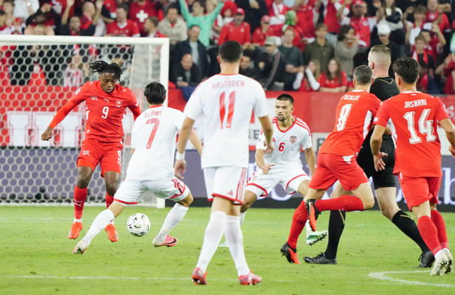 06.10.26 Luzern Schweiz. Thermoplan Arena Fussball Herren Saison 2026-2027 Nations League Schweiz - Nordmazedonien 3-0 .Bild, Johan Manzambi 9 SUI gegen drei Mazedonier Aktion