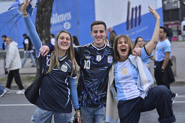 BUENOS AIRES, ARGENTINA - OCTOBER 06: Fans of Argentina outside the stadium before the International Friendly, Länderspiel, Nationalmannschaft match between Argentina and Benin at Estadio Mas Monumental on October 06, 2026 in Buenos Aires, Argentina. Photo by SFSI Argentina national team, Nationalteam v Benin Copyright: xSFSIx
