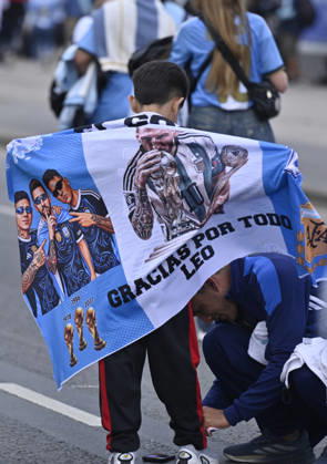 BUENOS AIRES, ARGENTINA - OCTOBER 06: Fans of Argentina outside the stadium before the International Friendly, Länderspiel, Nationalmannschaft match between Argentina and Benin at Estadio Mas Monumental on October 06, 2026 in Buenos Aires, Argentina. Photo by SFSI Argentina national team, Nationalteam v Benin Copyright: xSFSIx