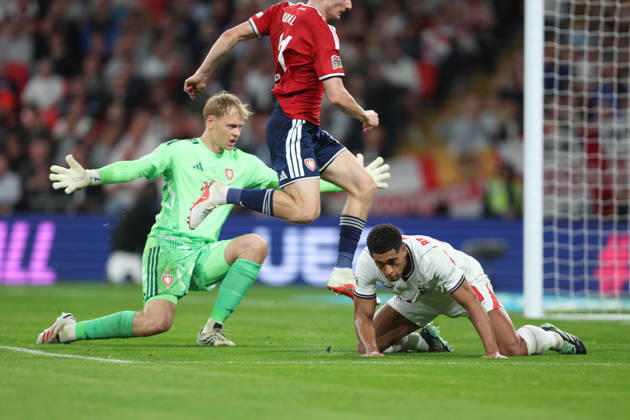 England v Czechia 06 October 2026, London - International Football - UEFA Nations League - England v Czechia - Jude Bellingham of England slides across the ground after attempting to back heel the ball behind Czechia goalkeeper Lukas Hornicek and Martin Subert - Photo: Charlotte Wilson Offside. London UK Copyright: xCharlottexWilsonx xOffsidexOffside