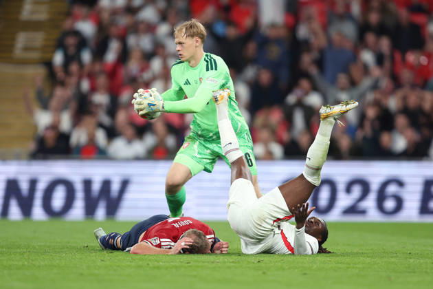 England v Czechia 06 October 2026, London - International Football - UEFA Nations League - England v Czechia - Eberechi Eze of England falls on top of Vladimir Coufal of Czechia as Czechia goalkeeper Lukas Hornicek collects the ball - Photo: Charlotte Wilson Offside. London UK Copyright: xCharlottexWilsonx xOffsidexOffside