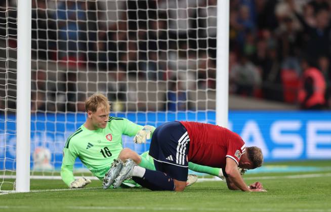 UEFA Nations League - England v Czechia LONDON, ENGLAND, OCTOBER 6: GOAL 1-0, Vladimir Coufal of Czechia national team, Nationalteam looks disappointed & dejected after scoring an own goal to put England 1-0 ahead during The UEFA Nations League match in Group A3 between England v Czechia at Wembley Stadium, London, England, on October 6. (Photo by Daniel Weir) London Wembley Stadium England Copyright: xDanielxWeir SportsxPressxPhotox Sportspressphoto_SPR247610